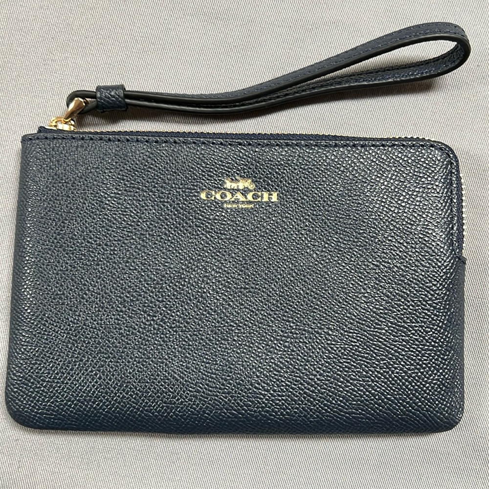 💙 COACH Navy Blue Leather Wristlet 💙
